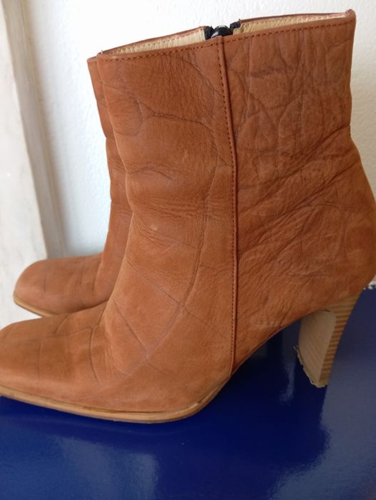 Botas Camel em pele e sola de couro