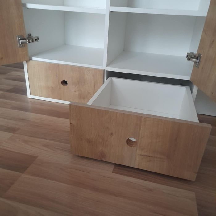 Meble dziecięce w kształcie domków: szafa+regał