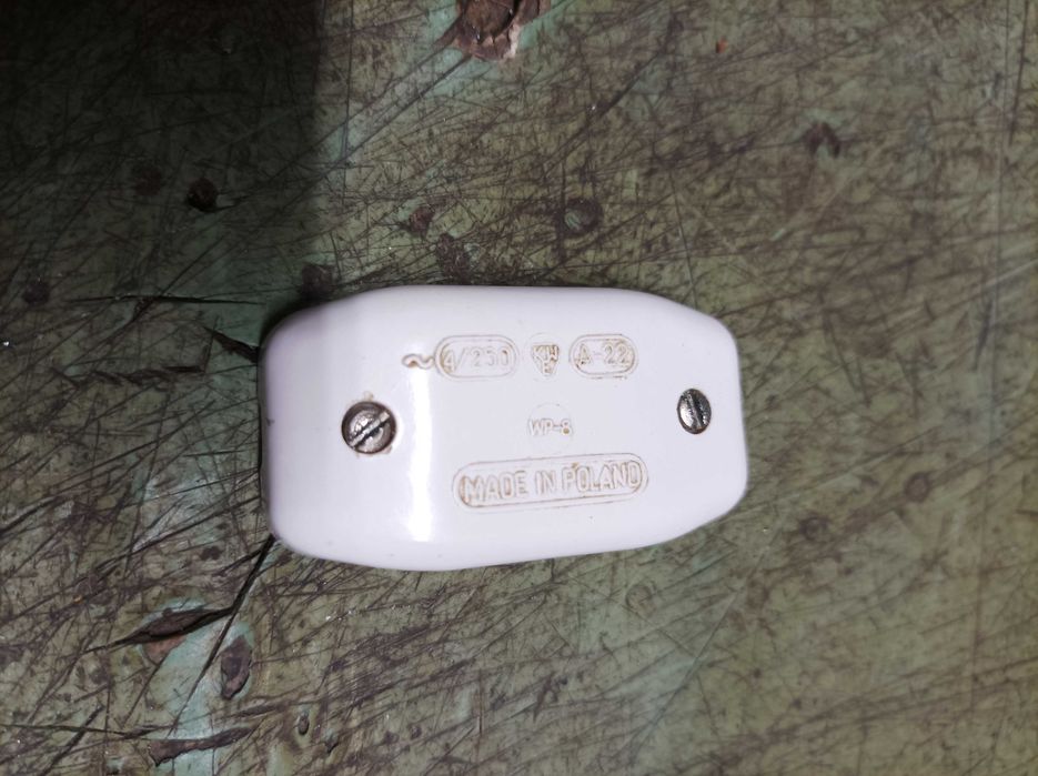 Stary wyłącznik i wtyczka PRL
