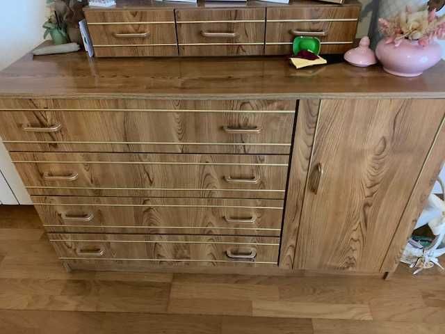 Quarto completo - cama com cabeceira, cómoda com espelho e mesinhas