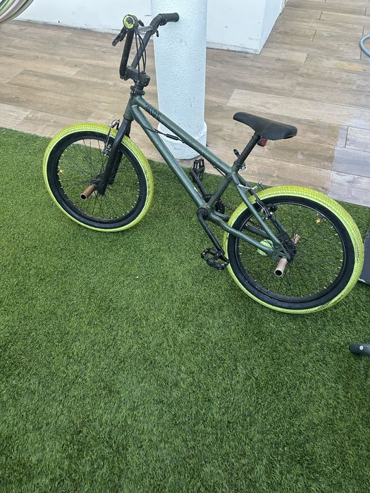 BMX cizenta com pneus verdes