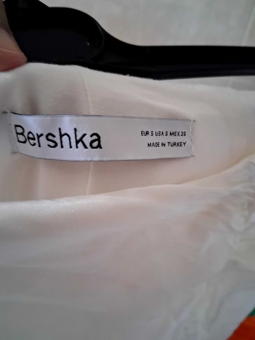 Saias Breskha,com top Pull&Bear.