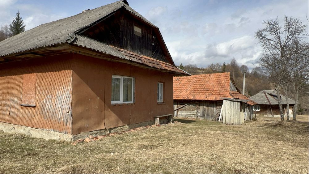 Продається будинок у Карпатах біля річки с. Тюшка
