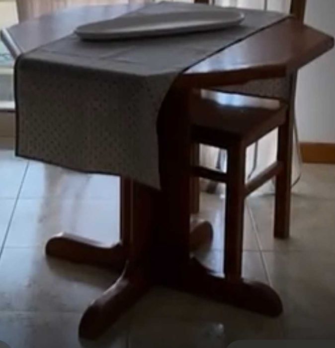 Mesa de Jantar castanha