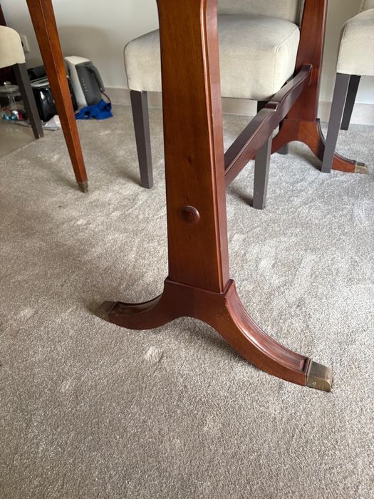 Mesa de jantar em madeira
