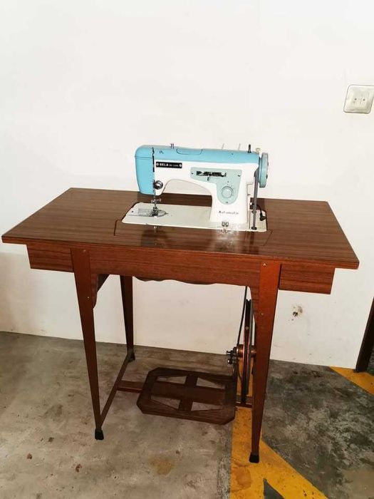Máquina de costura antiga BELA De Luxe Automatic com móvel
