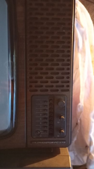 2 televisões antigas