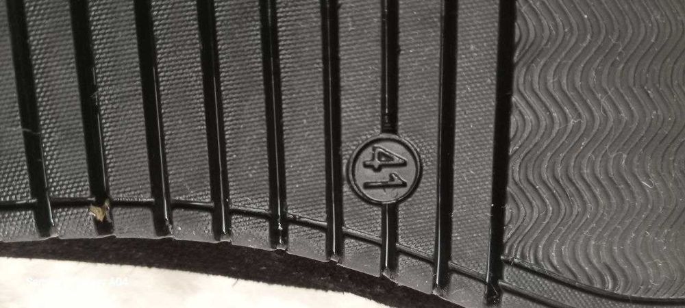 Продаю туфлі з натуральної замші на шнурівці. Стильна красива модель.