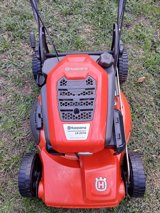 Corta relvas Husqvarna LB 251S. Sistema de Corte Mulching e tração dianteira.