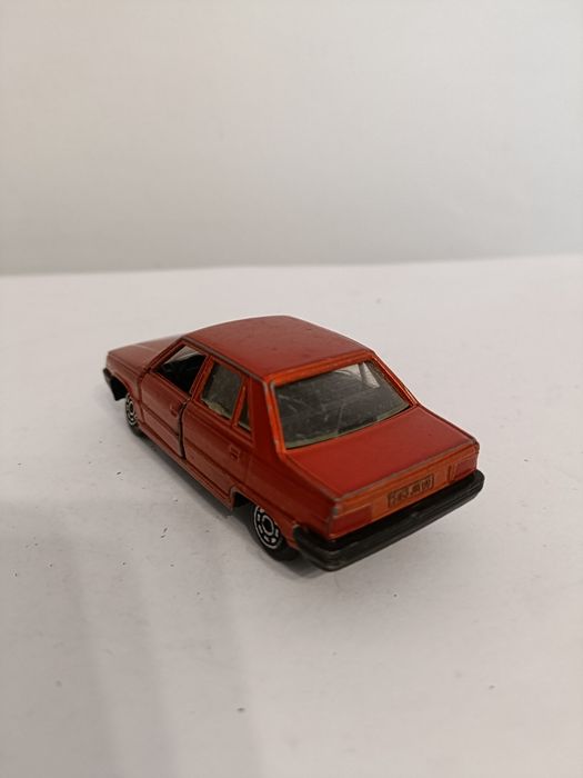 Resorak Renault 9 z serii Jet-Car firmy Norev.