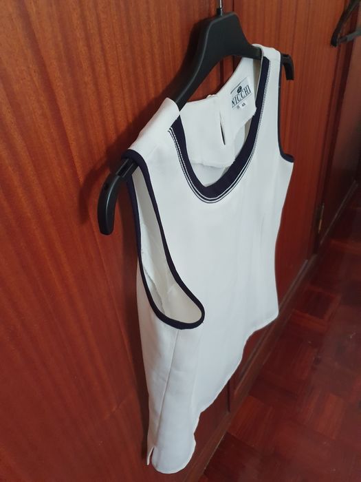 Top branco debruado a azul