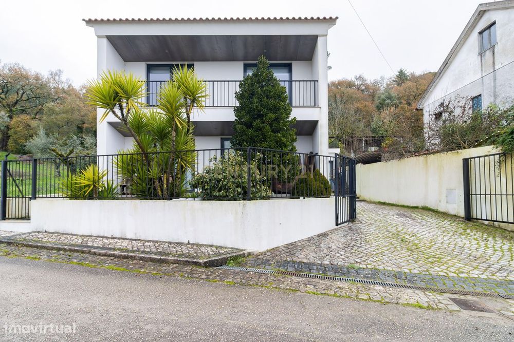 Moradia T3 de arquitetura contemporânea