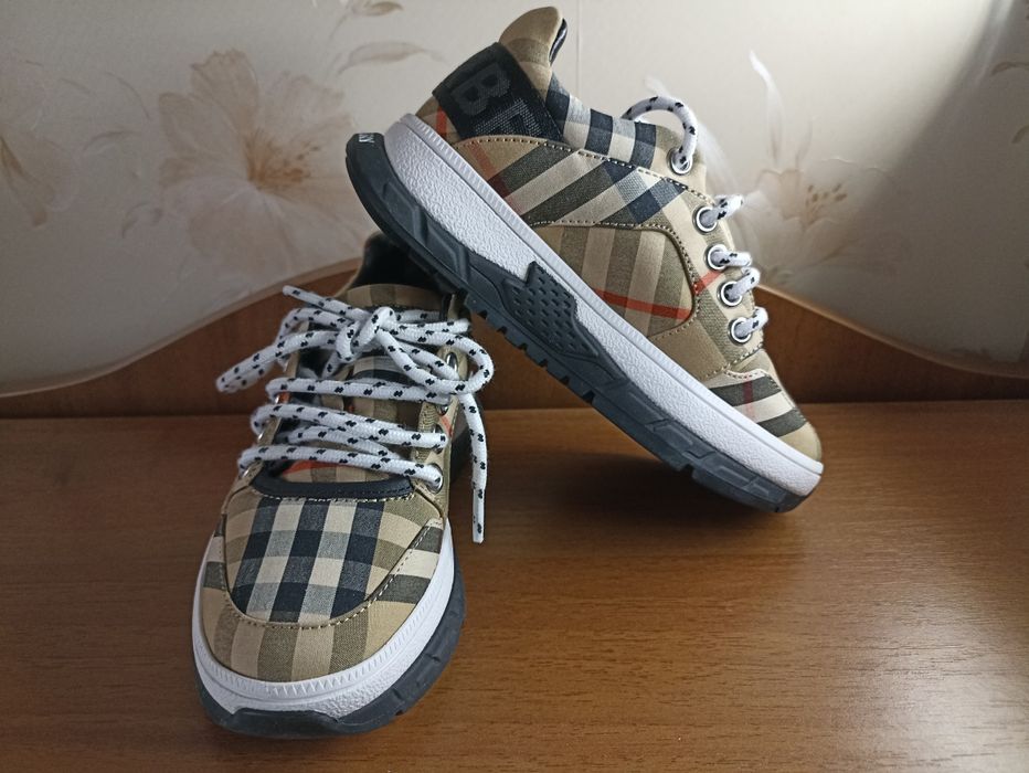 Кросівки на дівчинку