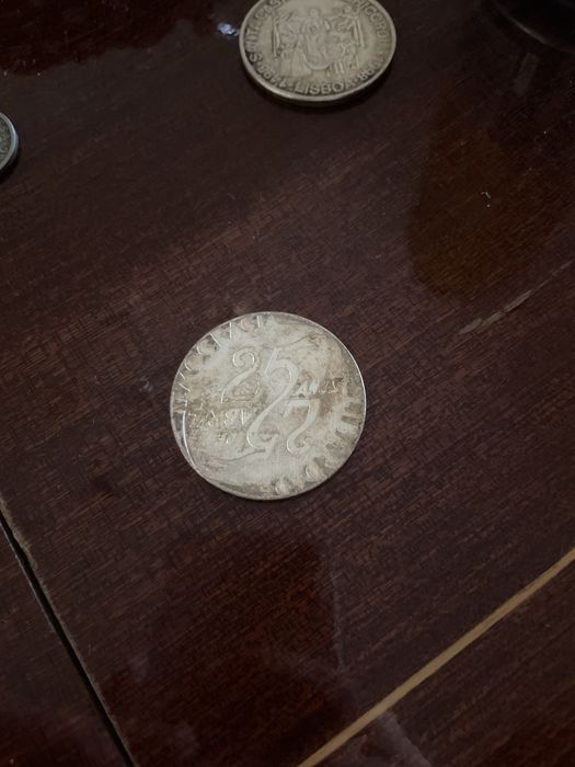 Meodas de 1000 escudos em estado sujo mas em bellissima condicao