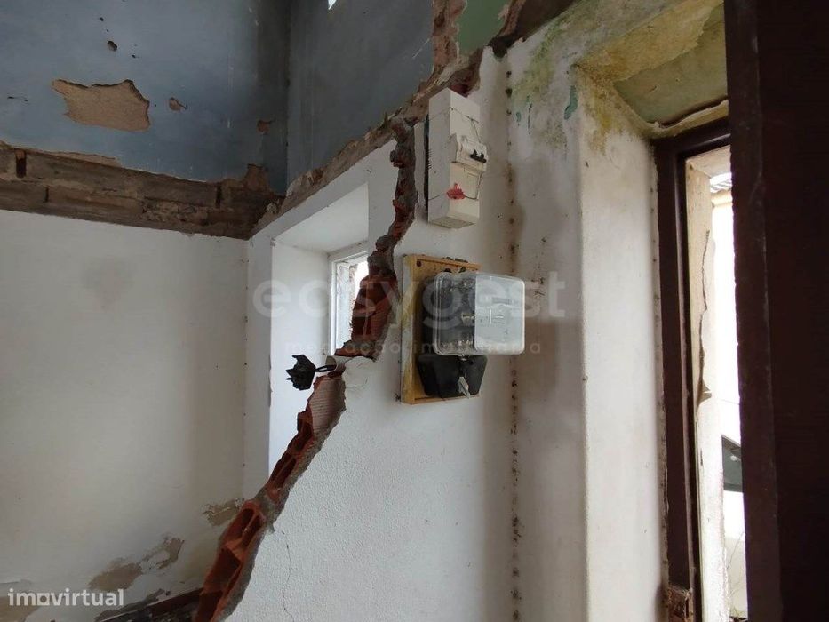 Moradia de dois pisos para reconstrução, em Casal da Légua, Condeix...