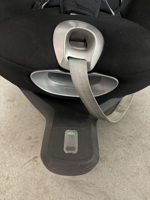 Cybex Sirona Zi I Size czarny fotelik samochodowy obrotowy z bazą