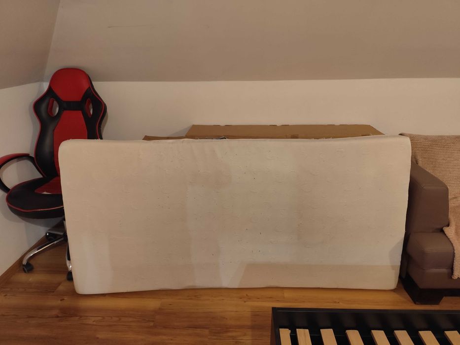 Łóżko młodzieżowe z szufladami i zagłówkiem na książki