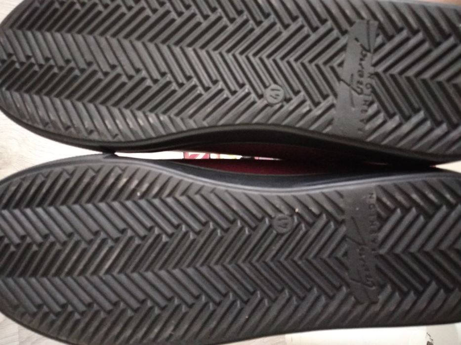 Спортивные туфли