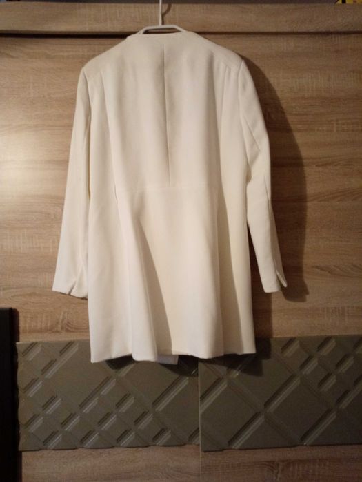 Płaszcz kremowy z paskiem