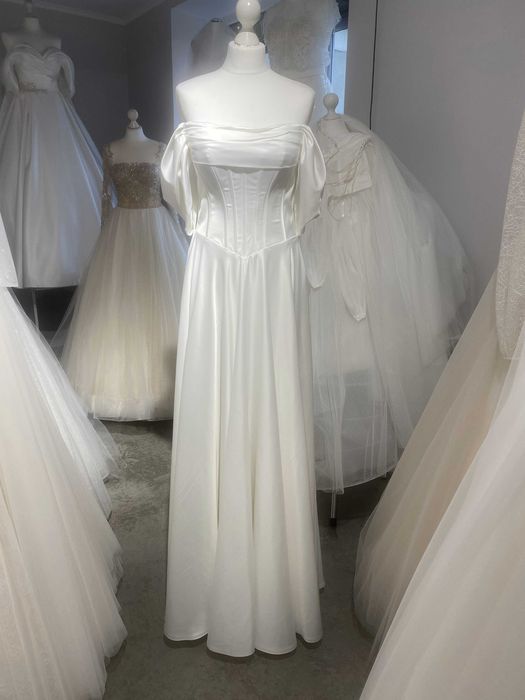 Весільна сукня з розрізом