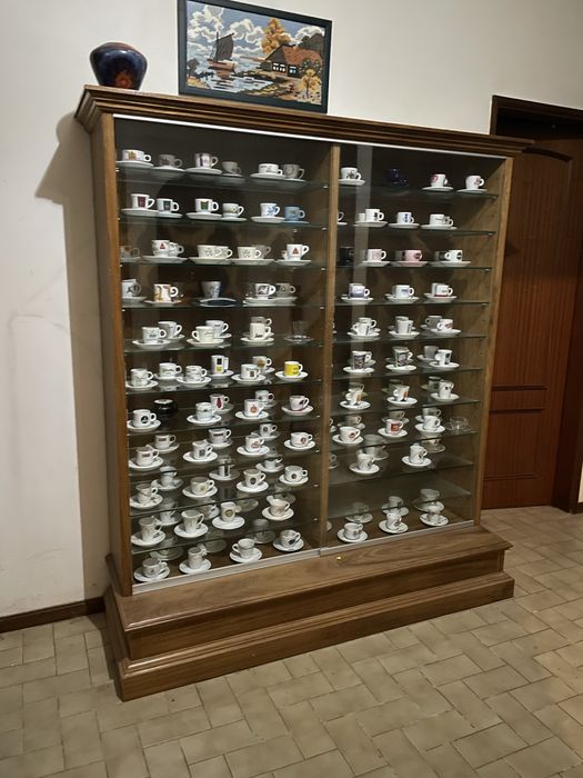 Vitrine em madeira maciça