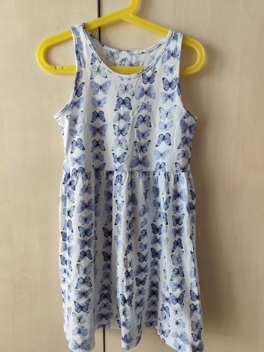 Letnia sukienka w motyle 122/128 h&m