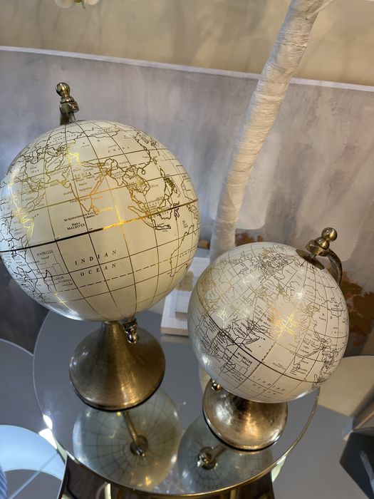 Globo terrestre com mapa do mundo.