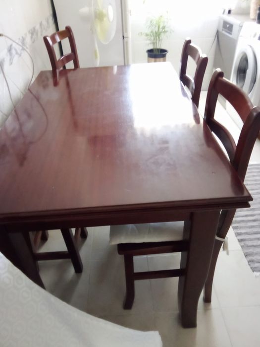 Mesa de cozinha madeira com 4 cadeiras