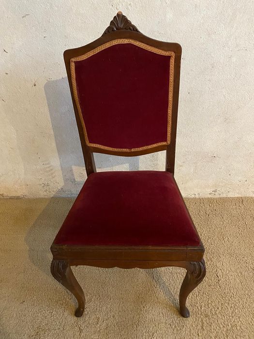 Cadeira "Queen Anne" estofada em veludo.