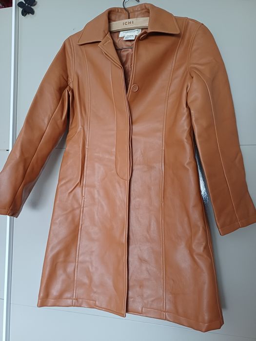 Casaco comprido sintético. 
Tamanho M.
Em bom estado