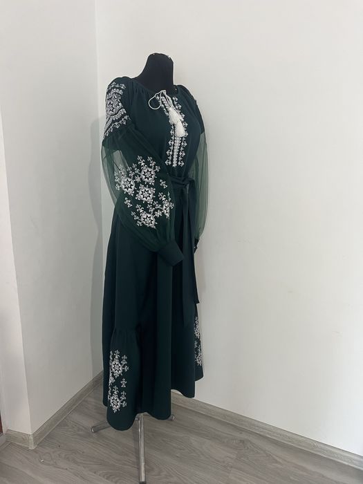 Модні вишиті плаття