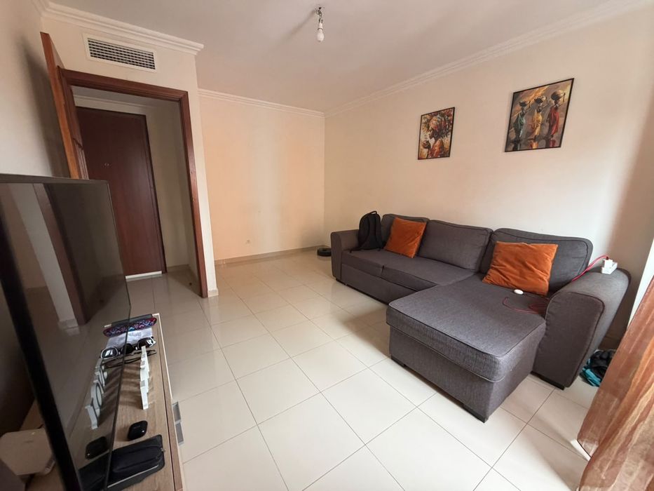 Sofá cama  cinzento com chaise longue e arrumação