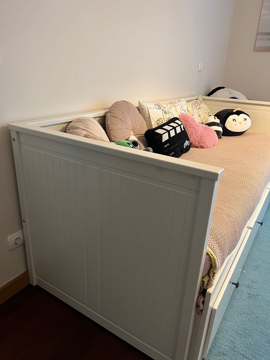 Cama solteiro/ dupla  com arrumação