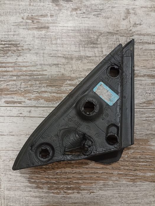 Прокладка-уплотнитель крепления левого зеркала Джетта 6