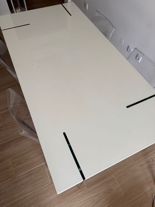 Mesa branca c/ pés de vidro
