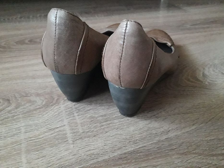 Skórzane buty czółenka na koturnie CARINII 36