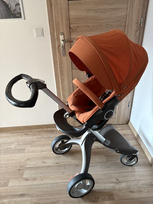 Wózek marki Stokke z fotelikiem samochodowym firmy BeSafe