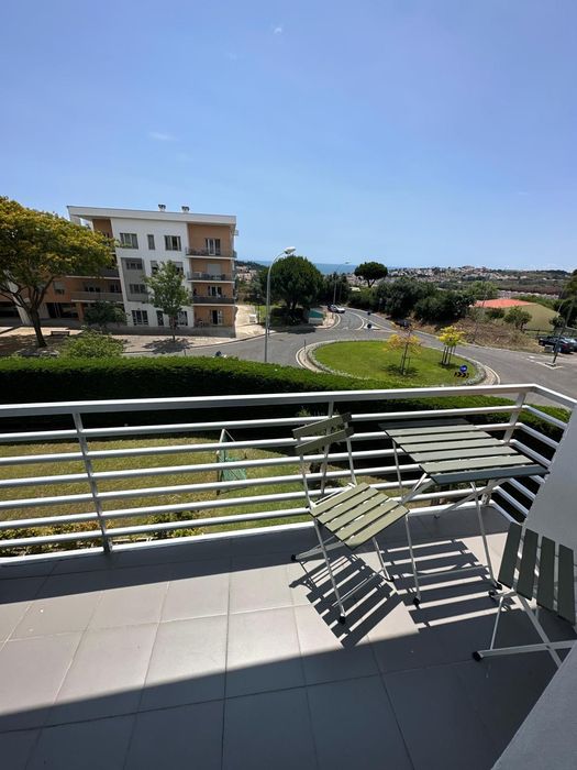 Quarto com casa de banho, varanda vista mar, em condomínio com piscina