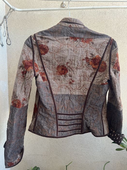 Blusão cintado castanho, perfeito para completar o teu look .