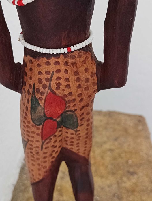 Escultura de mulher africana