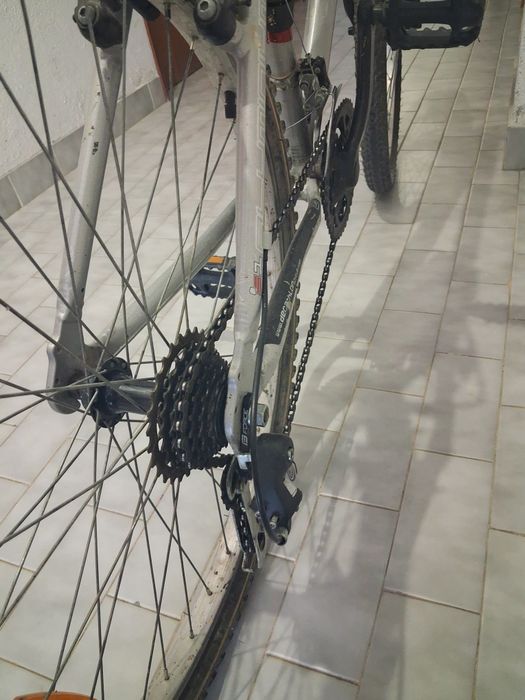 Vendo bicicleta vermelha e cinza