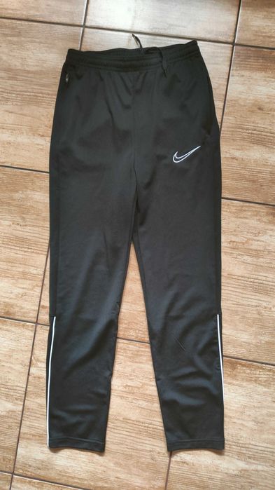 Spodnie sportowe Nike chłopięce 146cm