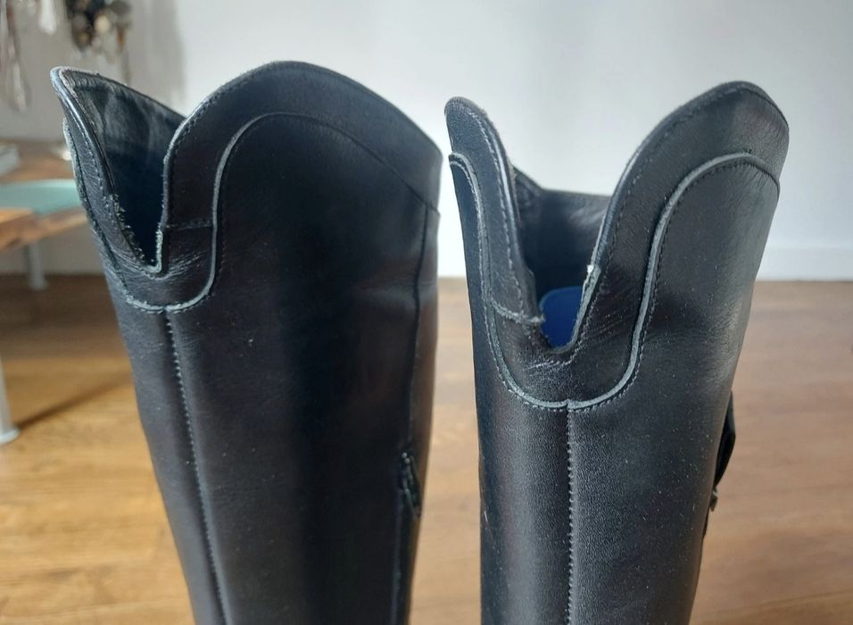 Botas altas, de couro legítimo, preta. Estilo Montaria.