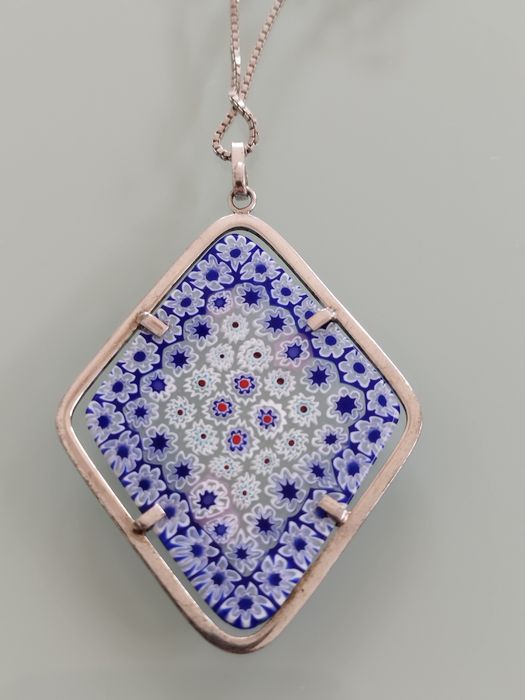 Lindo colar em prata com mosaico de Murano