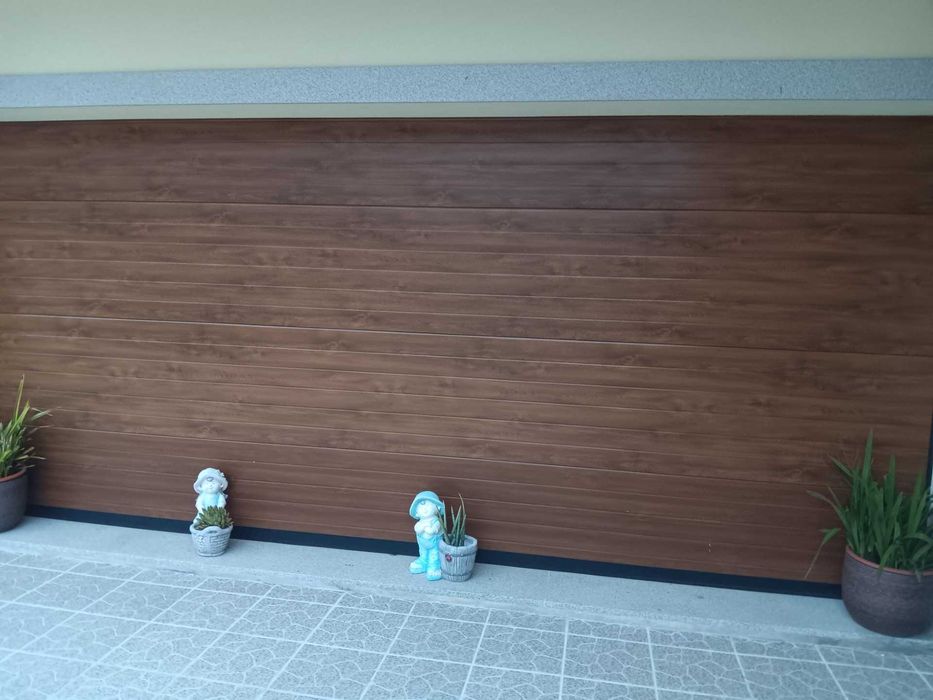 Portão de Garagem em Alumínio lacado imitação Madeira