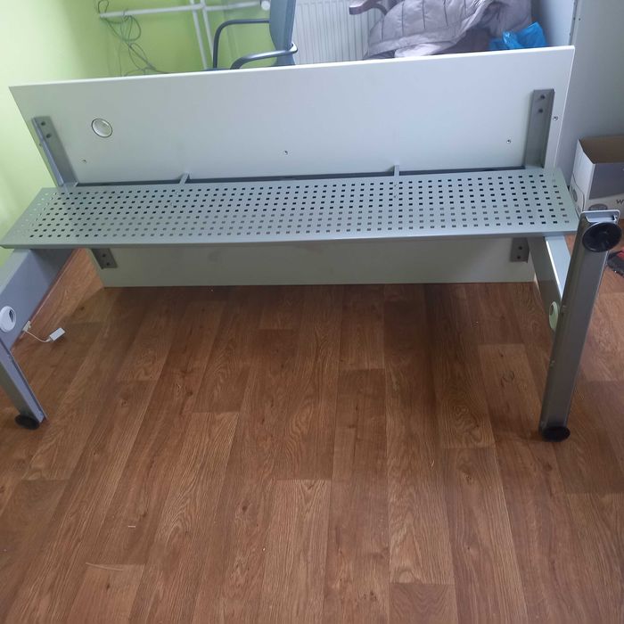 Biurko  na metalowej podstawie z białym blatem