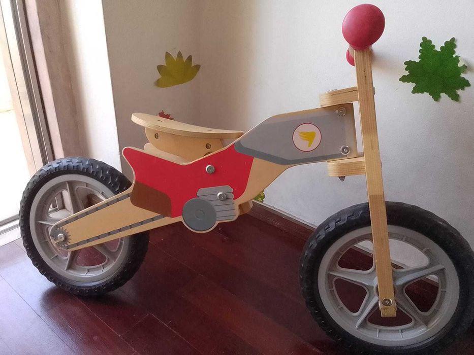 bicicleta sem pedais em madeira