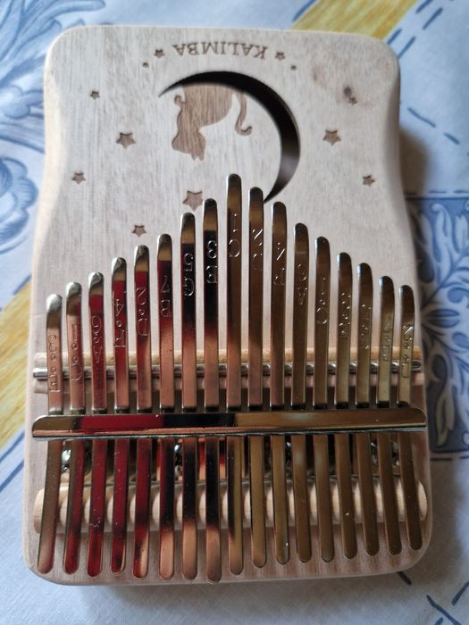 Kalimba.  Instrumento musical em madeira natural. Novo