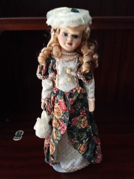 Boneca antiga em porcelana