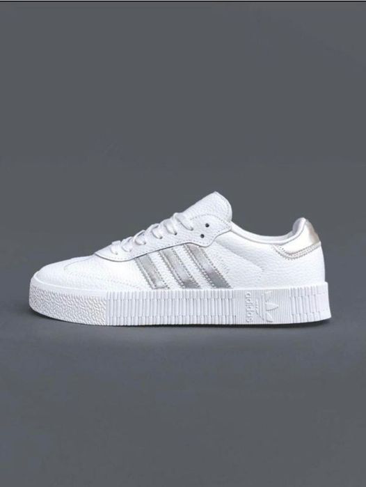 Жіночі кросівки Adidas в ідеальному стані